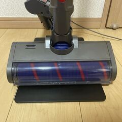 dyson V10 fluffy (SV12) ダイソン コードレススティッククリーナー 掃除機 スタンド付きの画像