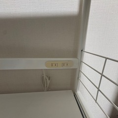 レンジ台  レンジラック  コンパクト スライド棚 コンセント2くち2口・ストッパー付きキャスター ホワイト の画像