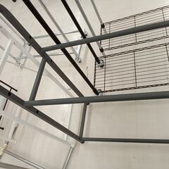 リユースのサカイ栃木店★ジモティ割あり★  タイヤラック グレー W105.5×D35×H116 クリーニング済み TC11934の画像