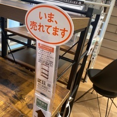 仕事用のデスクと、セットの本棚、ワゴン、そして椅子の一式になりますの画像