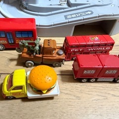 トミカぐるぐるバスタウン＆トミカ4つの画像