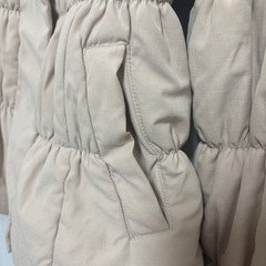 ベージュダウンジャケットの画像