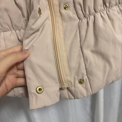 ベージュダウンジャケットの画像