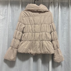 ベージュダウンジャケットの画像