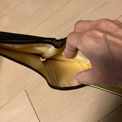 金の長財布と折りたたみ財布の画像
