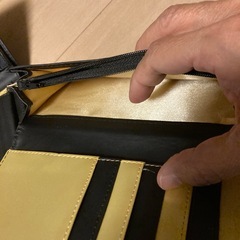 金の長財布と折りたたみ財布の画像