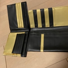 金の長財布と折りたたみ財布の画像