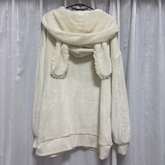 アイボリーのフード付きフリースジャケットの画像