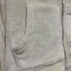アイボリーのフード付きフリースジャケットの画像