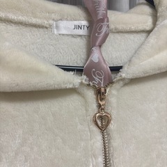 アイボリーのフード付きフリースジャケットの画像