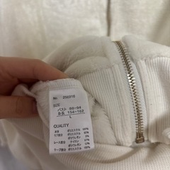 アイボリーのフード付きフリースジャケットの画像