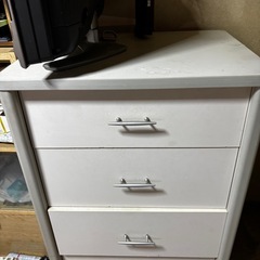 白いキャビネットの画像