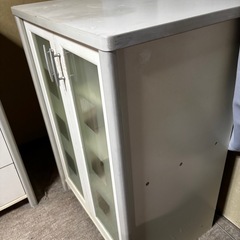白いキャビネットの画像