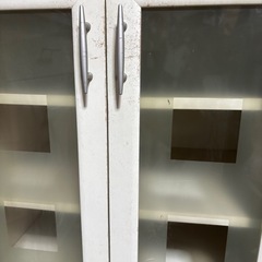 白いキャビネットの画像