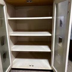 白いキャビネットの画像