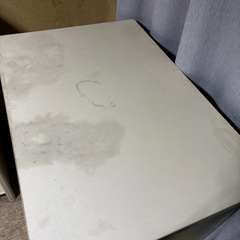 白いキャビネットの画像