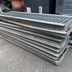 U字溝用グレーチング 溝幅220mm 全幅300mm×長さ1000mm 1枚1000円 全部で11枚ありますの画像