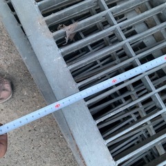 U字溝用グレーチング 溝幅220mm 全幅300mm×長さ1000mm 1枚1000円 全部で11枚ありますの画像