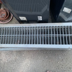 U字溝用グレーチング 溝幅220mm 全幅300mm×長さ1000mm 1枚1000円 全部で11枚ありますの画像