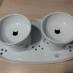 猫壱　脚付フードボウル２個＆食器トレーのセットの画像