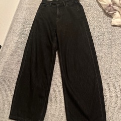 定価4990円ほぼ未使用UNIQLO バギーカーブジーンズダ－クグレイ　23　標準丈裾直しナシの画像