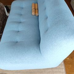 ほぼ未使用 2人掛けソファー 布張り ゆったり ふっくら 青系 ライトブルーの画像