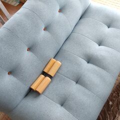 ほぼ未使用 2人掛けソファー 布張り ゆったり ふっくら 青系 ライトブルーの画像