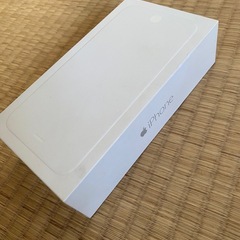 iPhoneケースとイヤホン新品の画像