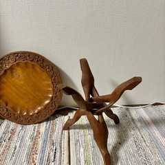 木彫りテーブルの画像