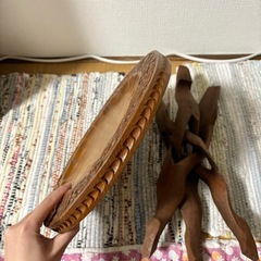 木彫りテーブルの画像