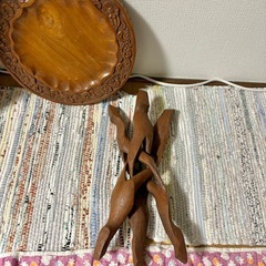 木彫りテーブルの画像