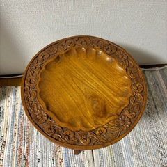 木彫りテーブルの画像