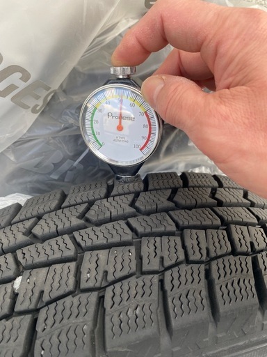 スタッドレスタイヤ　ダンロップ　ウィンターマックスWM02　145/80R13　2022年製  アルミ　マナレイスポーツ　シルバー色