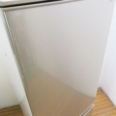 京都市内方面配達設置無料 ハイセンス 2ドア冷蔵庫 130L 2017年製 HR-D1302 一人暮らしに最適 IL05の画像