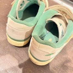 adidasアディダスグリーンスニーカーの画像