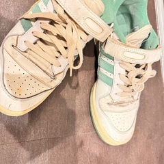 adidasアディダスグリーンスニーカーの画像