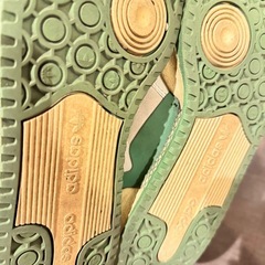 adidasアディダスグリーンスニーカーの画像
