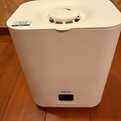 山善の加湿器（スチームファン式）の画像