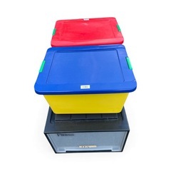 おもちゃ箱×２個と収納ケースの画像