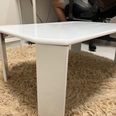 白い折り畳みテーブルの画像