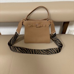 ベルトモチーフハンドバック
の画像