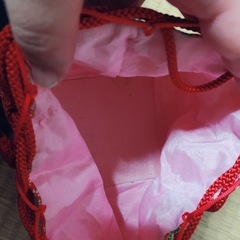 赤い巾着袋の画像