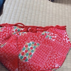 赤い巾着袋の画像