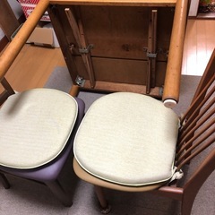 ⭐️無料🤲　ダイニングテーブル+椅子2脚付き‼️の画像