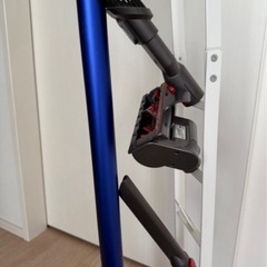 ダイソンV7 fluffy 自立スタンド付き掃除機の画像