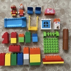 たのしいアンパンマンタウンバケツとはじめてのブロックバケツLの画像