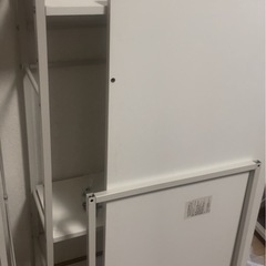 パソコンデスクとオフィスチェア の画像