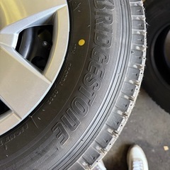 スタッドレスタイヤ　ブリヂストン　ハイエース用　バリ山！の画像
