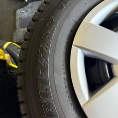 スタッドレスタイヤ　ブリヂストン　ハイエース用　バリ山！の画像