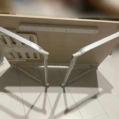 ベッドテーブルの画像